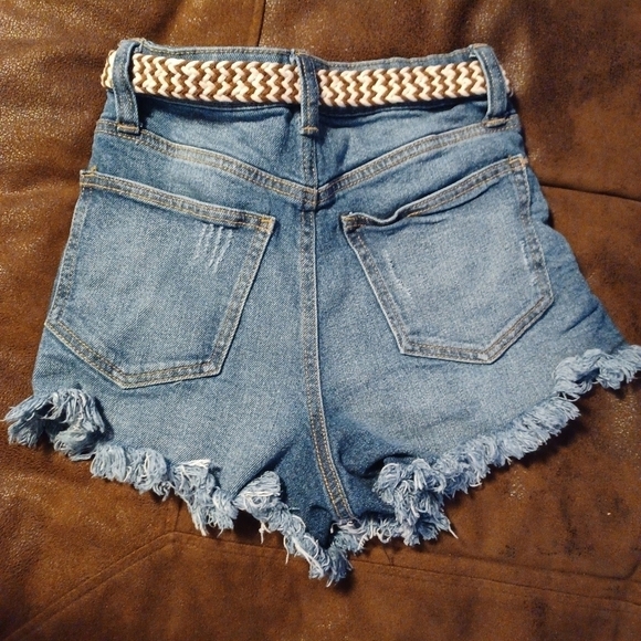NO BOUNDRIES, GIRLS JEAN SHORTS, BELT INCLUDED, SIZE 1. MEASUREMENTS BELOW. - Picture 3 of 4